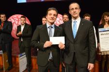 Im Rahmen der Meisterfeier 2016 wurde Feinwerkmechanikermeister Simon Lammer aus Neckarsteinach(links) von Matthias Kreibich (rechts) von der Inter-Versicherungsgruppe mit dem Preis in Höhe von 1.500 € für den besten Meister in einem innovativen Beruf ausgezeichnet / Foto: Thomas Rittelmann