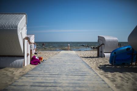 Weißer weicher Sand am Strand des Seebades Ueckermünde am Stettiner Haff, flaches Wasser zum Planschen und Strandkörbe zum Seele baumeln lassen