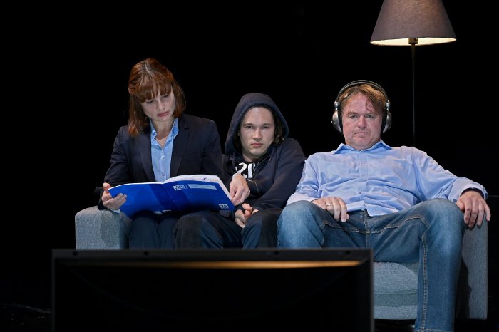 35kiloHoffnung_017PR ©JochenKlenk vlnr Magdalena Lehnen Max Lamperti Thomas Fritsche.jpg