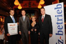 v.li.: Jörg Heinermann, Mitglied der Geschäftsleitung der Mercedes-Benz Vertriebsorganisation Deutschland, Ingo Fischer (Shell Deutschland), Gewinnerin Elli Roderburg-Schnierle und »kfz-betrieb«-Chefredakteur Wolfgang Michel 