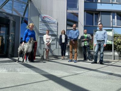 Anwesende siehe Foto von links nach rechts
Martina Schweinsburg - Landrätin des Landkreises Greiz
Sandra Unbekannt – Regionalverantwortliche Ostthüringen der KV
Beate Linsmeier – Leiterin Gesundheitsamt
Daniel Schirch – Pandemiestab KV Thüringen
Marco Lange – Hoteldirektor Bio-Seehotel
Arne Bergemann – Impfstellenmanager