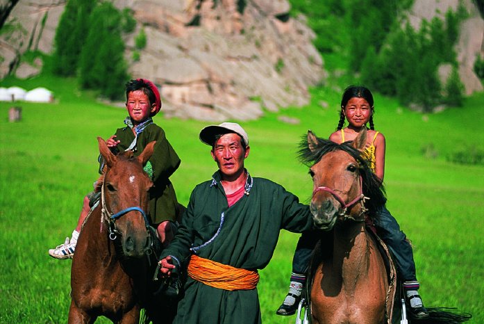 Reitende_Kinder_in_der_Mongolei.jpg