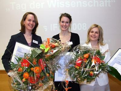 Gewinner des diesjährigen IFK-Wissenschaftspreises (v.r.n. l:) Sina C. Ewering, Anne Stark und Bettina Schulze-Temming (stellvertretend für Marion Pälmke)