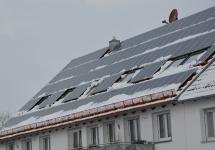 Insbesondere unter Dachbereichen mit Solaranlagen sollten entsprechend dimensionierte Schneefangsysteme montiert werden.