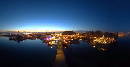 Konstanz-Bodensee-Weihnachtsmarkt-Hafen-Konzil-Schiff-Icebar-Abend-Luftb ild-Panorama-02_Co.jpg