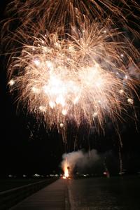 Lichtershows und glitzernder Feuerschein über der Ostsee