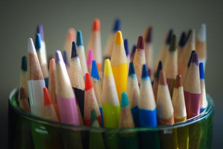 Zum Schulstart wird es wieder bunt - auch in Sachen Kinderschuhe (Bild von Joe Shillington on Unsplash)