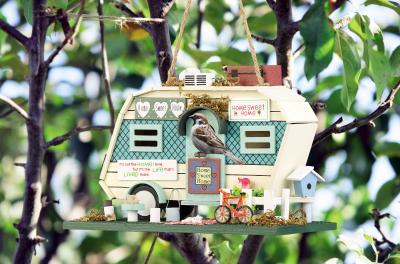 Royal Gardineer Nistkasten in Wohnwagen-Optik aus Holz, mit farbenfrohen Details