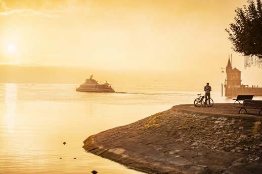 Konstanz-Hafen-Katamaran-Stadtgarten-Sonnenaufgang_Herbst_Copyright_MTK-Dagmar-Schwelle.jpg