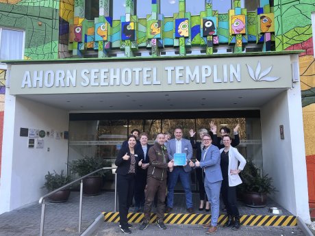 ahorn-seehotel-templin-teambild-holidaycheck-award.jpg