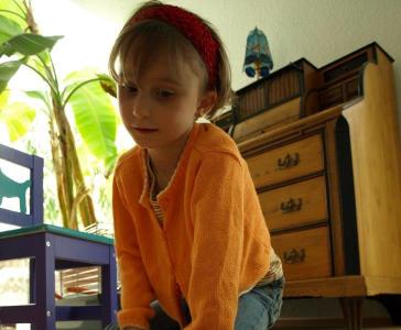 Positiv zu bewerten: Ist ein Kind nach dem ersten Schuljahr noch nicht richtig akklimatisiert, sein soziales Verhalten förderungsbedürftig, ist ein ergotherapeutisches Training der Sozialkompetenz ein Instrument, das früh und effektiv greift. (© DVE/ Janine Metzger)