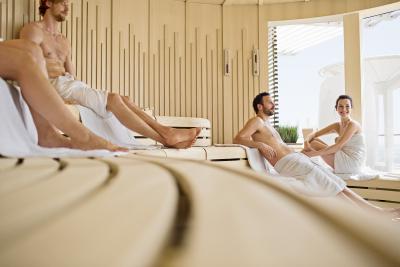 AIDA Cruises hat das zukunftsweisende Spa komplett nach ökologischen Gesichtspunkten planen und bauen lassen. Organische Formen, natürliche Hölzer und traumhafte Ausblicke aufs Meer unterstreichen das Green Spa Konzept. Foto: AIDA Cruises