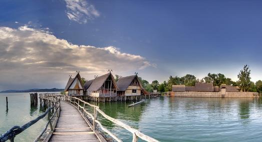 Ansicht des Pfahlbaumuseums Unteruhldingen am Bodensee. Links das Bronzezeitdorf Unteruhldingen, rechts das Steinzeitdorf. Einmaliger Abdruck frei, Copyright Pfahlbaumuseum Unteruhldingen