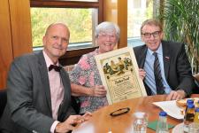 Hannelore Kilian übergab den Meisterbrief ihres Ehemanns an Präsident Harald Herrmann und Hauptgeschäftsführer Dr. Joachim Eisert / Selbstverständlich hat sie zuvor eine Kopie anfertigen lassen, die in Kalifornien bleibt / Foto: Handwerkskammer 