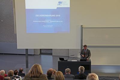 Den Startschuss für die Leistungsschau der angewandten und grundlagennahen Forschung gab die Veranstaltung "Neue Ideen zur Hochschulentwicklung – Schlaglichter aus aktuellen internen Zielvereinbarungen". In Kurzvorträgen stellten dort Forschungsteams ausgewählte Projekte vor, mit denen das Profil der TH Wildau nachhaltig gestärkt, neue Ansätze für den Wissens- und Technologietransfer in die regionale Wirtschaft erschlossen, aber auch Möglichkeiten zur breiteren Mitwirkung interessierter Bürgerin