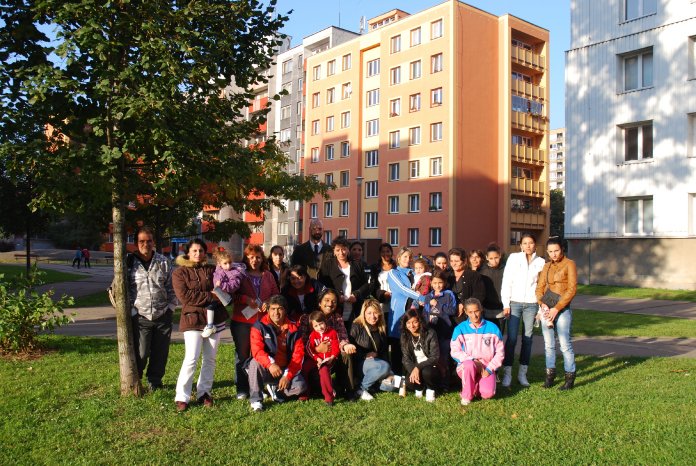 Roma-Jugendliche und ihre Familien mit Kumar Vishwanathan von Life Together und Mitarbeitern des Dok
