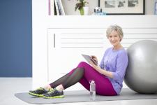 Derzeit sind die Möglichkeiten sportlichen Aktivitäten nachzugehen sehr eingeschränkt. Mit der Schließung von Fitnessstudios, dem Verbot von Mannschafts- und Teamsportarten sowie den momentanen Witterungsverhältnissen ist das Workout in den eigenen vier Wänden eine immer beliebtere Alternative geworden. Eine Vielzahl an Online-Trainingsprogrammen steht zur Auswahl: Das Angebot reicht von Yoga, Zumba und Pilates über Wirbelsäulengymnastik bis hin zum Full Body Training. / Bild: Deutsche Arzt AG