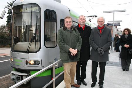 Regionspräsident Hauke Jagau (von links), üstra-Vorstand Wilhelm Lindenberg und Bürgermeister Bernd Strauch auf dem Hochbahnsteig der neu geschaffenen Haltestelle Wiehbergstraße. Sie ersetzt die Haltestelle Dorfstraße
