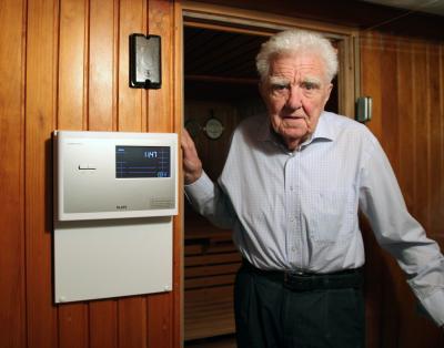 Jetzt kann das Jubiläums-Saunabad Nr. 9.000 steigen: Walter Lüther vor seiner Marathon-Sauna von 1961, die dank neuer Steuerung wieder ganz die Alte ist. Foto: KLAFS GmbH & Co. KG