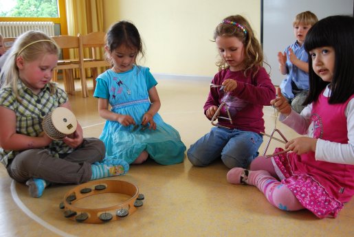MFE Kinder mit Instrumenten.jpg