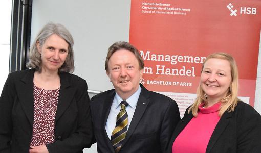 des Staffelstabs: die neue MiH-Studiengangsleiterin Prof. Dr. Martina Harms (links), der bisherige Studiengangsleiter Prof. Dr. Peter M. Rose, gemeinsam mit Katharina Weinert, HDE, Abteilungsleiterin Bildungspolitik und Berufsbildung.