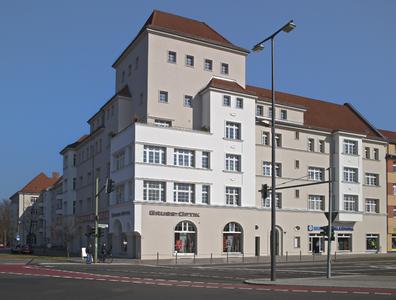 Der Gebäudezug am Sterndamm in Berlin-Johannisthal ist vor mehr als einem Jahrhundert entstanden und lenkt mit seiner reich gegliederten Fassade auch heute noch die Aufmerksamkeit vieler Passanten auf sich, Foto: Caparol Farben Lacke Bautenschutz/Martin Duckek