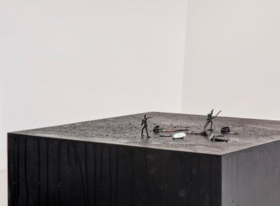 Latifa Echakhch, Sans Titre (Les soldats de plomb), 2019 / Photo: Norbert Miguletz, Courtesy of kamel mennour, kaufmann repetto, Dvir Gallery