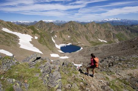 3-Stiefel-Kategorie: Wer sich auspowern will, trekkt mit anderen Outdoorfreaks in Österreich oder Frankreich. (Foto Ostalpen, auf dem Weg zum großen Degenhorn)