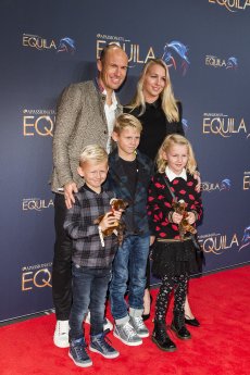 Apassionata_presents_EQUILA_Weltpremiere-05.11.2017_Arjen-Robben-mit-Familie auf dem Red Carpet.jpg