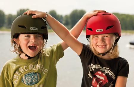 Schulkinder nur mit Helm aufs Fahrrad (Foto: Pressedienst Fahrrad www.pd-f.de / abus)