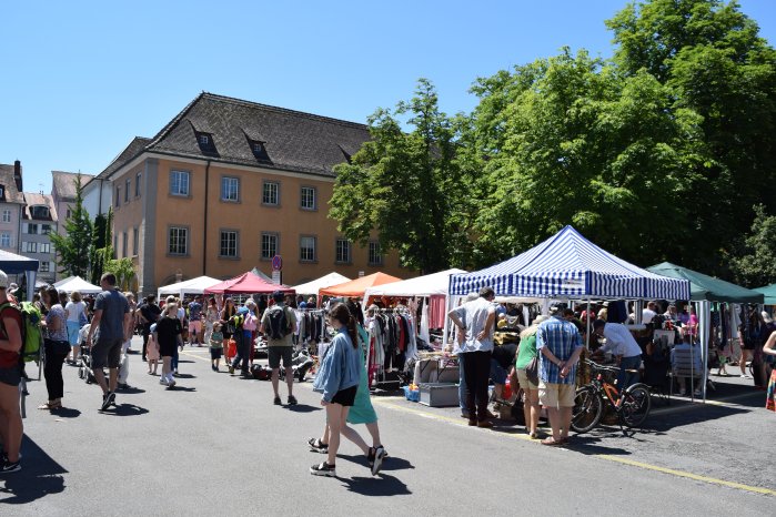 Konstanz-VOS-Flohmarkt-Stand-Stephansplatz-07_Copyright_MTK-Jasmin-Frick (1).jpg