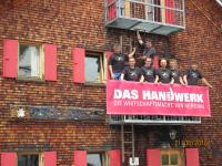 Die Auszubildenden aus dem Kammerbezirk Reutlingen mit den Ausbildungsmeistern der Bildungsakademie Tübingen vor der eindrucksvollen Bergkulisse in Vorarlberg