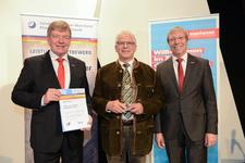 Aus der Hand der Vizepräsidenten Alois Jöst (rechts) und Martin Sättele (links) erhielt Wolfgang Bortz (Mitte) die Ausbildungs-Stele 2015 der Handwerkskammer Mannheim Rhein-Neckar-Odenwald für hervorragende Ausbildungsleistungen (Foto: Thomas Rittelmann)