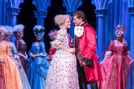 Casanova Musikalische Komödie Premiere 02.06.2018 Rosaura (Lilli Wünscher), Casanova (Adam Sanchez) und Ensemble ©Tom Schulze