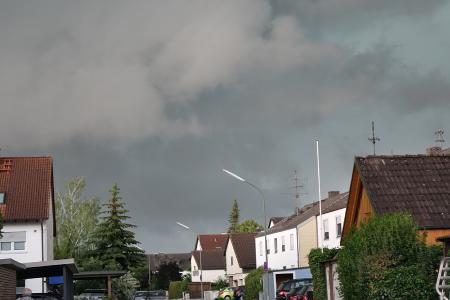 Auch beim heftigsten Unwetter sollte niemand zur Selbsthilfe bei Dachschäden greifen