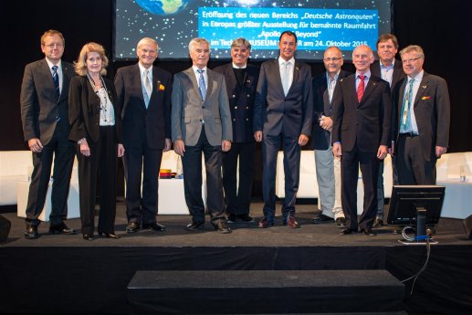 Prof. Wörner, G. Furrer, E. Messerschmid, U. Merbold, H. Layher, G. Daum, H. Schlegel, G. T.jpg