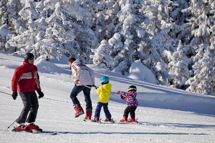 Familie beim Skifahren Wildschönau FG T.Trinkl (5).jpg