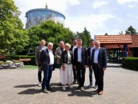 Treffen der Kooperationspartner des Ferienparks Marissa Lake Village Rees im Wunderland Kalkar (von links nach rechts): Dr. Bruno Ketteler (Wirtschaftsförderer Stadt Kalkar), Jan van Eck (Eigentümer DeFabrique Holding), Marten Foppen (Geschäftsführer DeFabrique Holding), Dr. Britta Schulz (Bürgermeisterin Stadt Kalkar), André Brüggemann (Wirtschaftsförderer Stadt Kalkar), Erik Winther (Geschäftsführer Marissa Lake Village Rees), Jörn Franken (Stabsstelle für Tourismus, Kultur, Stadtmarketing und Öffentlichkeitsarbeit Stadt Rees), Sebastian Hense (Bürgermeister Stadt Rees)