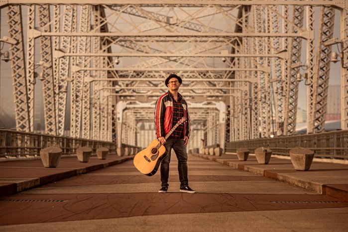 Brücke mit Gitarre by Michael J. Patton.jpg