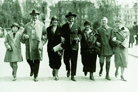 Alexej von Jawlensky inmitten seiner Freunde, von links nach rechts: Paula Cholin, Max Reuter, Tony Kirchhoff, Alexej von Jawlensky, Tiny Reuter, Fritz Reuter, Mieze Kirchhoff. Parkanlage Warmer Damm, 1924. Foto: Privatarchiv Kirchhoff / Nachlass Mieze Binsack