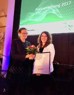 Judith Bräuer, Koordinatorin des Niedersachsen-Technikums, gratuliert der ehemaligen Technikantin Laura Brinkmann (rechts) zur Auszeichnung mit dem Wissenschaftspreis Niedersachsen 2017 (Foto: Niedersachsen-Technikum, Helen Koepke)