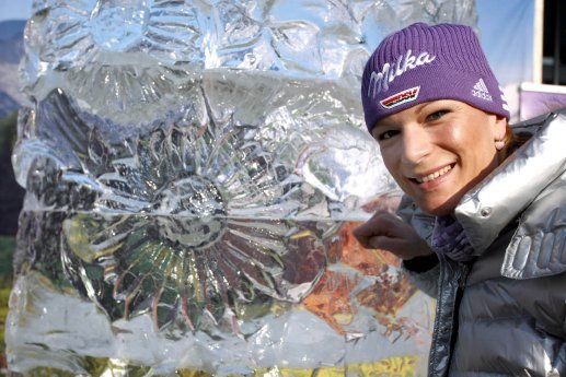 Maria Riesch vor Alpine Beauties Eisskulptur.jpg