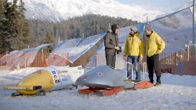 Steve Haake hat sich mit dem Bobteam verabredet und zeigt ihnen einen historischen Bob, auf dem sie ein Rennen bestreiten sollen / Steve Haake, Alexander Rödiger, Maximilian Arndt / Foto: Klaus Achter, Copyright: Berlin Producers Media GmbH / Pre TV