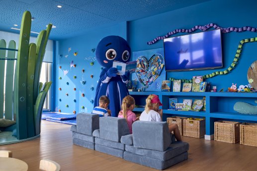 universal-hotel-romantica-kids-sea-club-mascot-pop-2.jpg