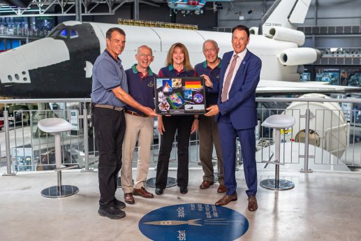 Crew der STS-99 mit Kurator G_ Daum (rechts) - Hintergrund Buran im Technik Museum Speyer.JPG