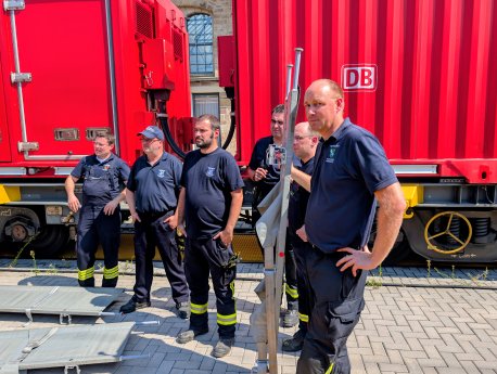 008 - Fachkundige Erklärung direkt am Rettungszug 2.jpg
