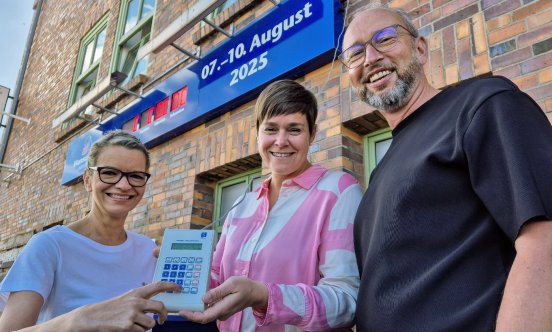 Bettina Fust, Eva-Maria Kröger und Matthias Fromm stellen den Countdown für die nächste Sail (c).jpg