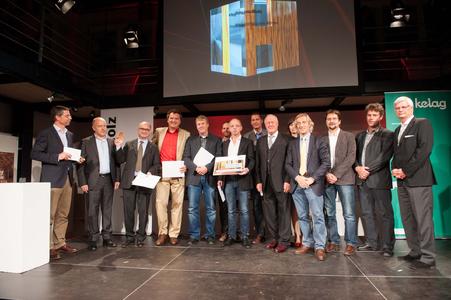 Verleihung Holzbaupreis mit Moderator Bernhard Bieche (ORF), proHolz Kärnten Obmann Leopold Schnaubelt, Architekt Markus Klaura, Architekt Dietmar Kaden, Tragwerksplaner Markus Lackner, Architekt Erich Laure, Keutschacher Bürgermeister Gerhard Oleschko, Geschäftsführer der Kärntner Tourismusholding (KTH) Friedrich Morri, Kelag-Direktor Manfred Freitag und Architekt und Jurysprecher Simon Speigner sowie DI Michael Vodicka-Unterweger (Geschäftsführer Filiale Finkenstein) + DI Günther Meinhardt (verantwortlicher Projektleiter, Fil. Finkenstein). Foto: Ferdinand Neumüller