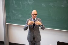 Prof. Leef H. Dierks unterrichtet an der Technischen Hochschule Lübeck und ist unter anderem Expterte für Investition und Finanzierung und Internationale Wirtschaftspolitik / Fotocredits: TH Lübeck 