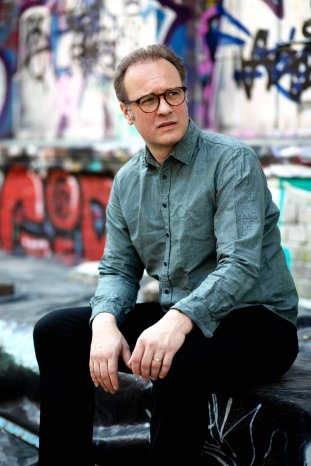 René Sydow - Sie dürfen sich wieder setzen - Pressefoto hoch2 (c) Dominic Reichenbach.jpg